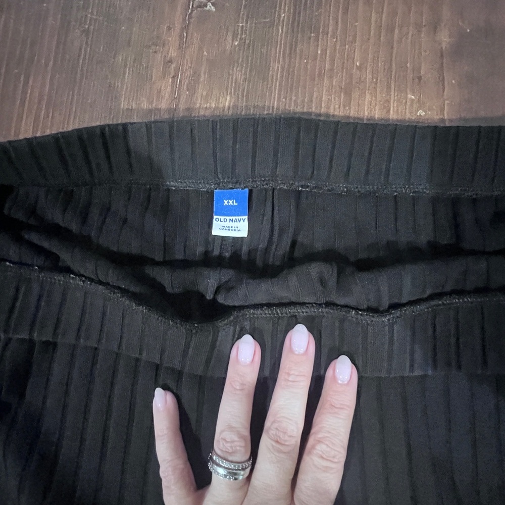 Old Navy Black Ribbed Knit Midi Skirt - Picture 3 of 3